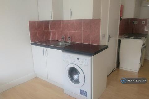 Studio to rent, Wightman Road, London, N8