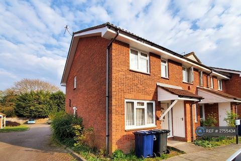 2 bedroom end of terrace house to rent, Vicarage Close, Northolt, UB5