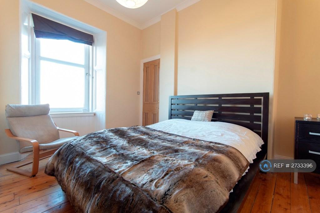 Bedroom With King Size Bed