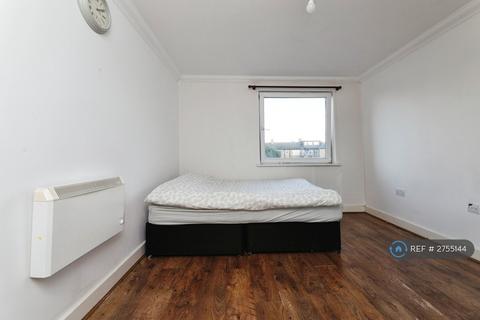 2 bedroom flat to rent, Montague House, Ilford, IG3