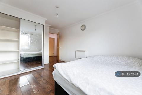 2 bedroom flat to rent, Montague House, Ilford, IG3
