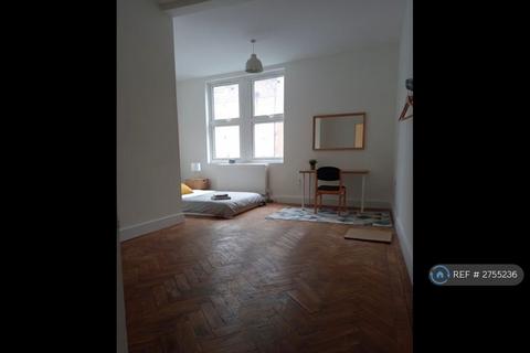 1 bedroom in a house share to rent, High Street, Croydon, CR0