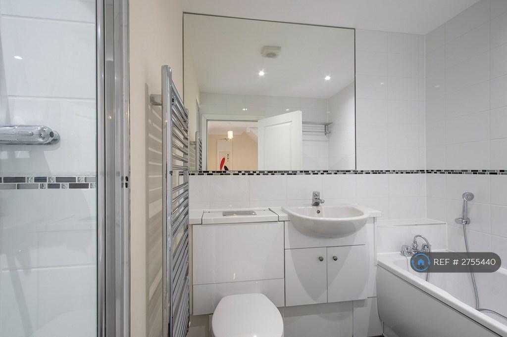 Family Bathroom 1st Floor
