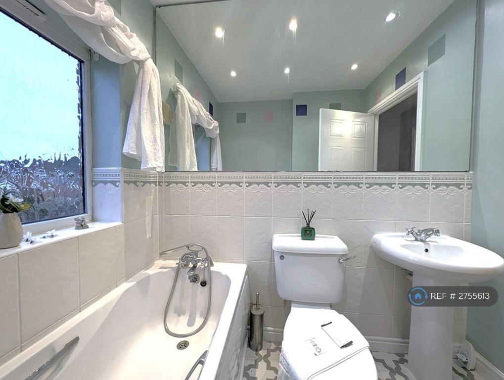 Family Upstairs Bathroom