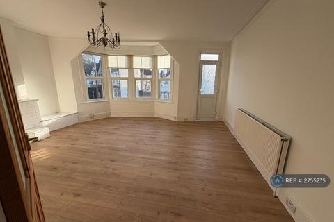 2 bedroom flat to rent, West Road, Westcliff-On-Sea, SS0