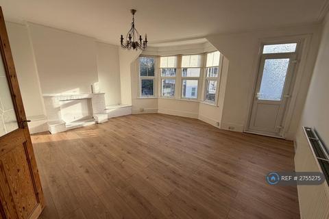 2 bedroom flat to rent, West Road, Westcliff-On-Sea, SS0