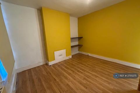 2 bedroom flat to rent, West Road, Westcliff-On-Sea, SS0
