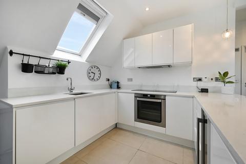 2 bedroom apartment to rent, Bolingbroke Grove, SW11
