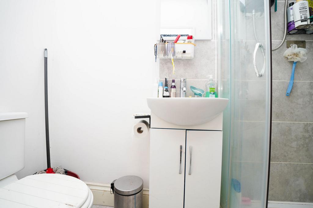 Flat 4 Bathroom