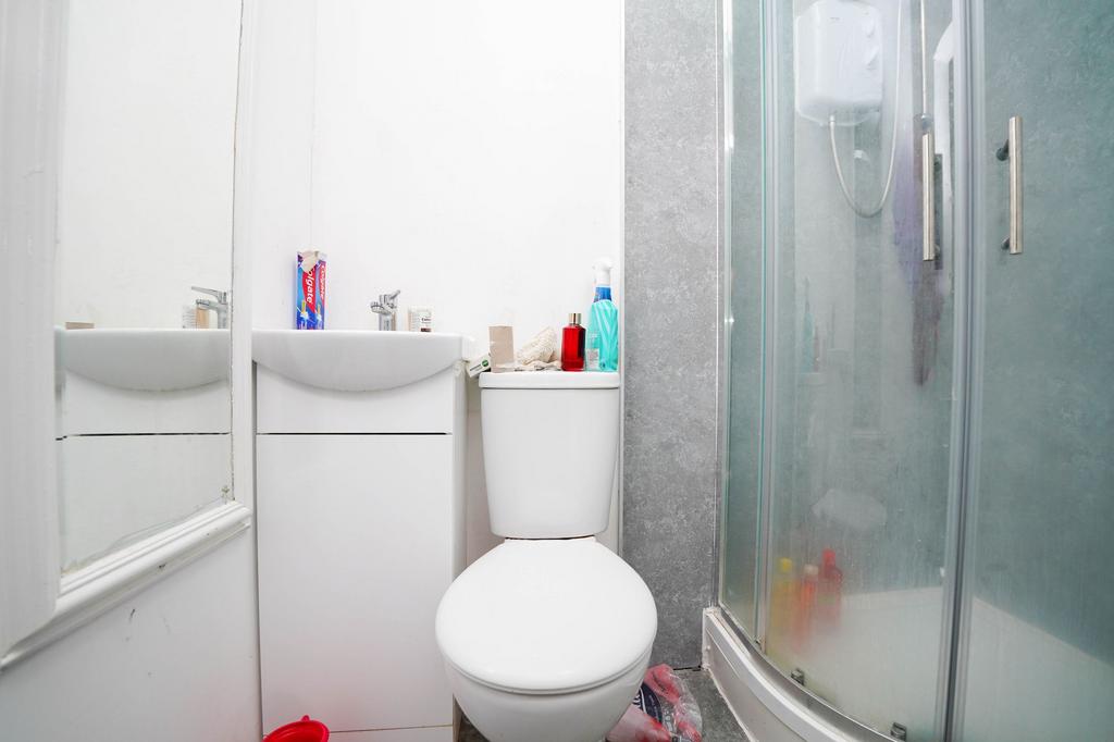 Flat 6 Bathroom