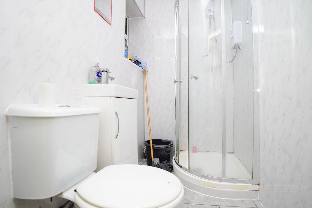 Flat 5 Bathroom