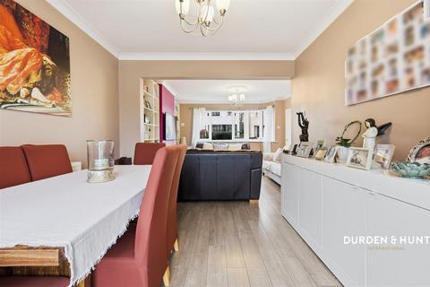 3 bedroom semi-detached house for sale, Lingfield Avenue, Upminster, RM14