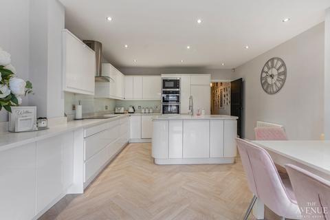 4 bedroom bungalow for sale, Blackshots Lane, Grays