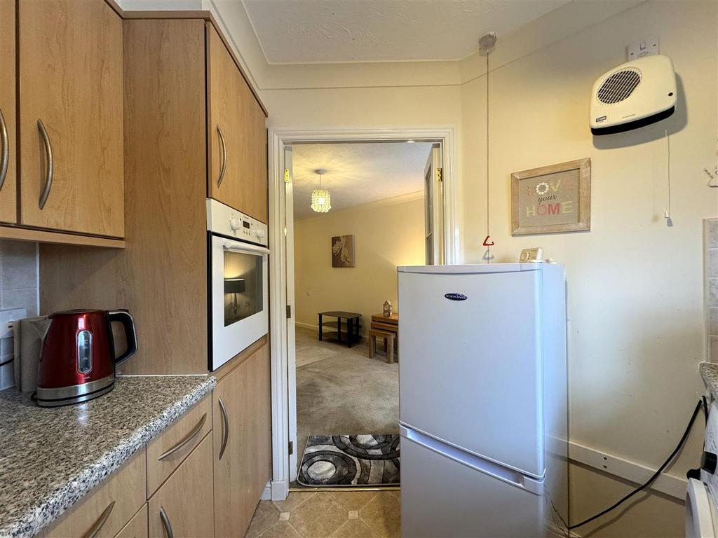Kitchen 2.jpg