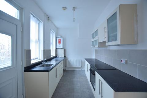 2 bedroom flat to rent, Fern Dene Road, Gateshead, NE8