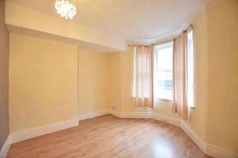 2 bedroom flat to rent, Fern Dene Road, Gateshead, NE8