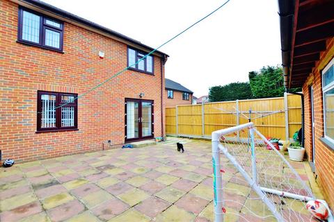 4 bedroom semi-detached house to rent, Broad Oak, Slough