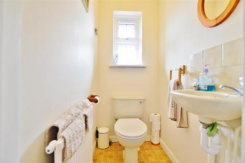 4 bedroom semi-detached house to rent, Broad Oak, Slough