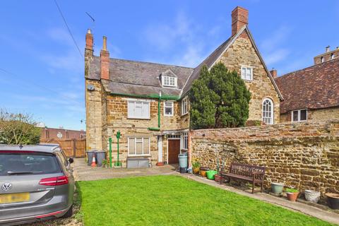 4 bedroom semi-detached house for sale, Park Street, Towcester, NN12