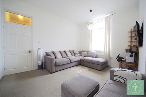 2 bedroom flat for sale, Treves Close, Winchmore Hill, London, N21