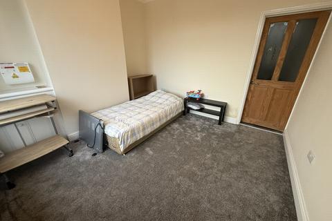 2 bedroom semi-detached house to rent, Lorne Road, Leicester, LE2