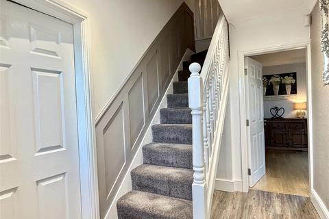 5 bedroom semi-detached house for sale, Hollyshaw Crescent, Whitkirk, Leeds