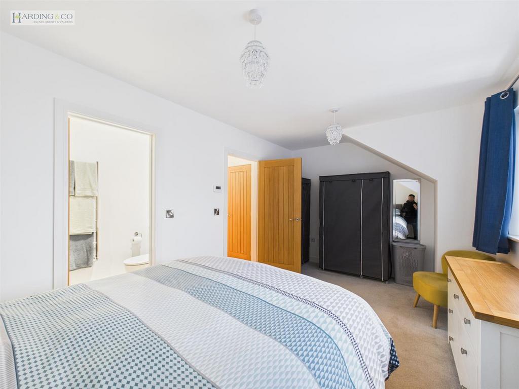 Bedroom 1 (3).jpg