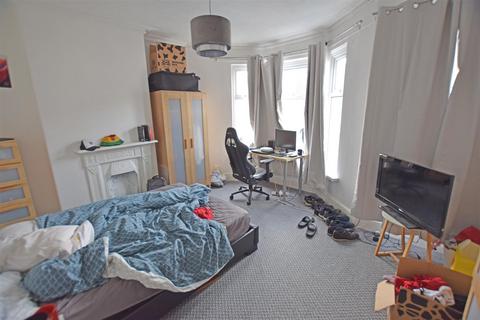 4 bedroom terraced house to rent, Dogfield Street, Cathays, Cardiff