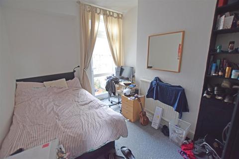 4 bedroom terraced house to rent, Dogfield Street, Cathays, Cardiff