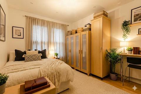 Studio to rent, Ballards Lane, Finchley, N3