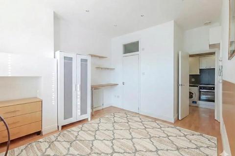 Studio to rent, Ballards Lane, Finchley, N3