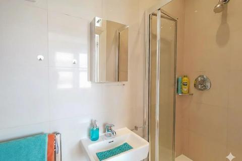 Studio to rent, Ballards Lane, Finchley, N3