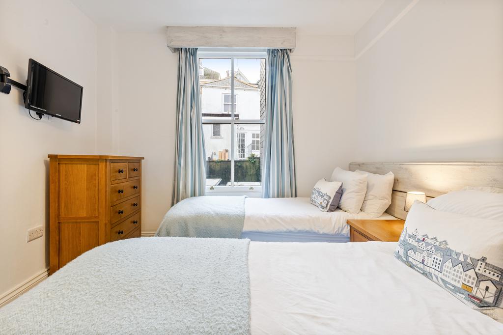 8 Twin Bedroom