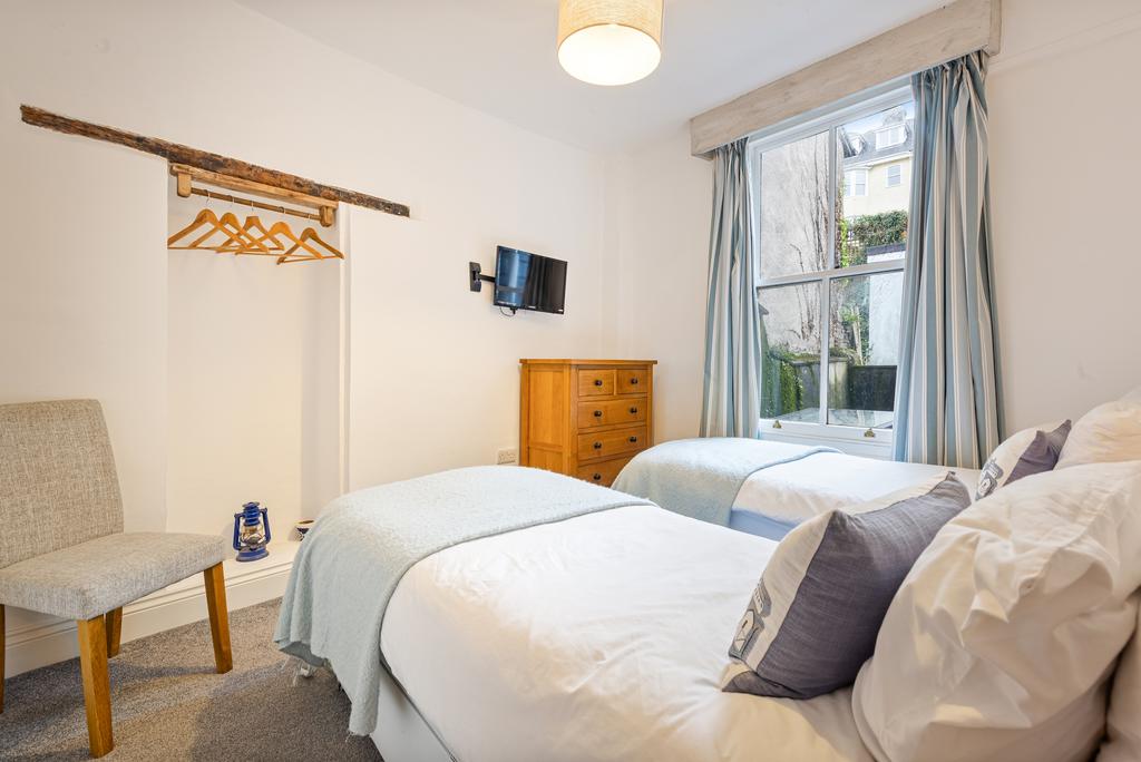 9 Twin Bedroom