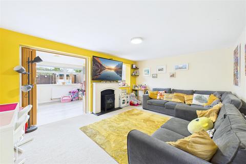 3 bedroom semi-detached house for sale, Quiet cul-de-sac living by the riverbank, Clevedon