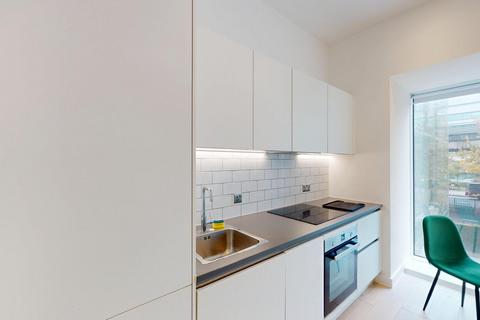 Studio to rent, Great West Road