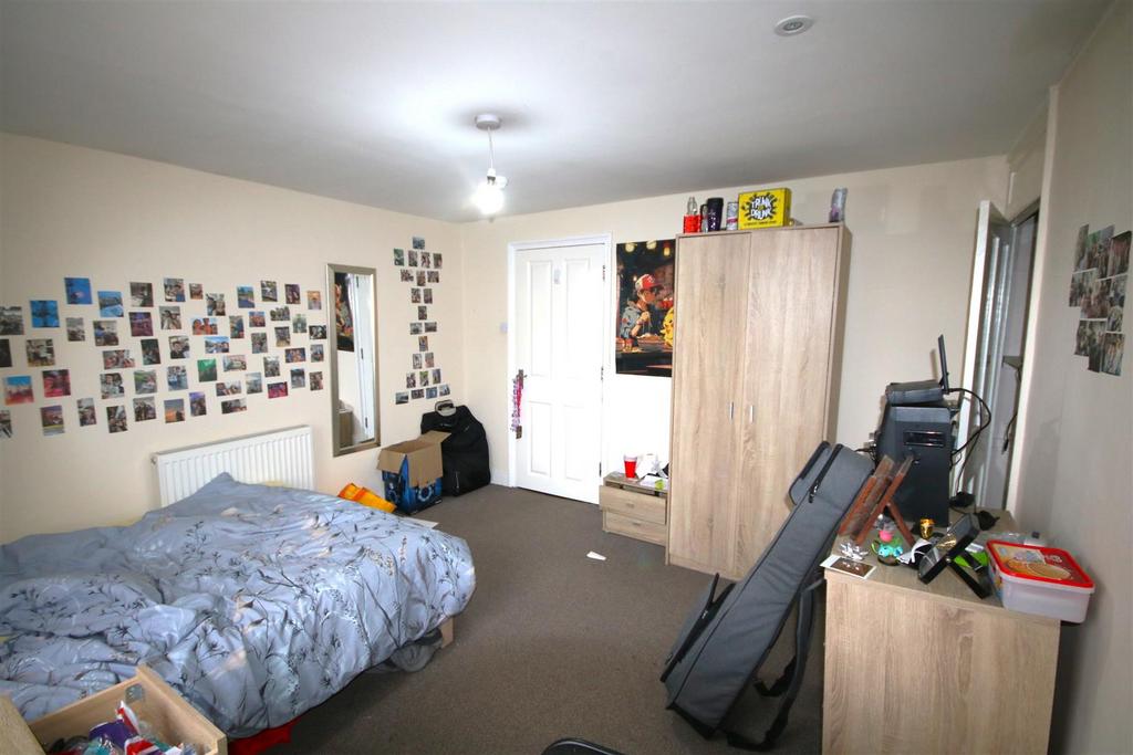 Bedroom 4b.JPG