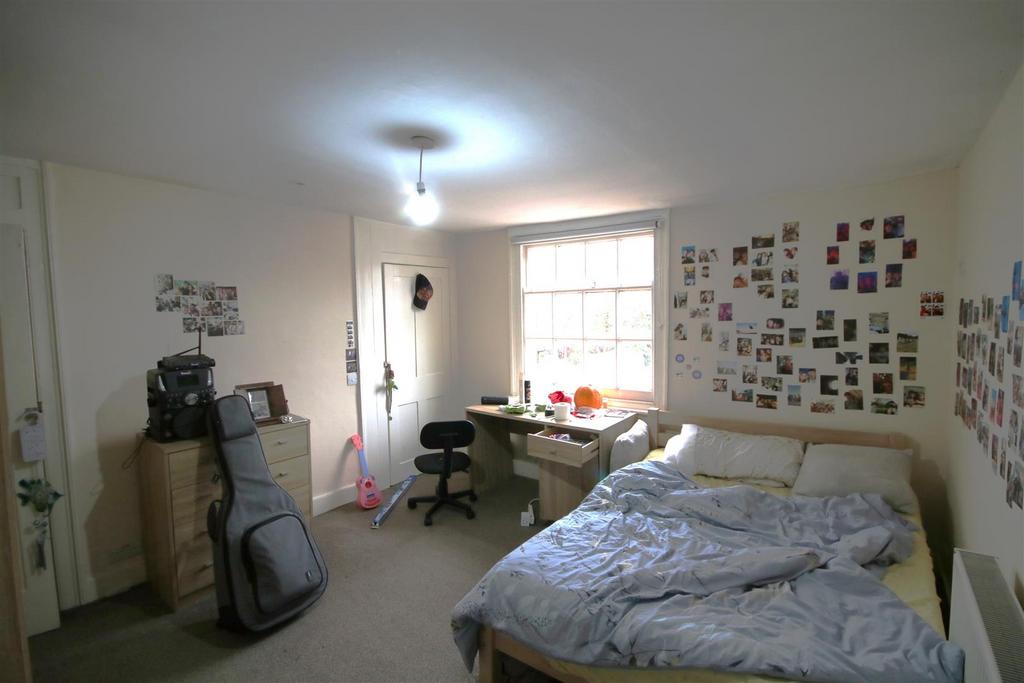 Bedsroom 4a.JPG