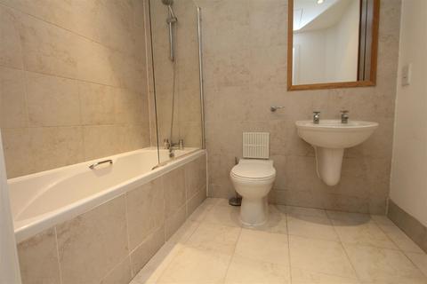 2 bedroom flat to rent, Echo Central One, Cross Green Lane
