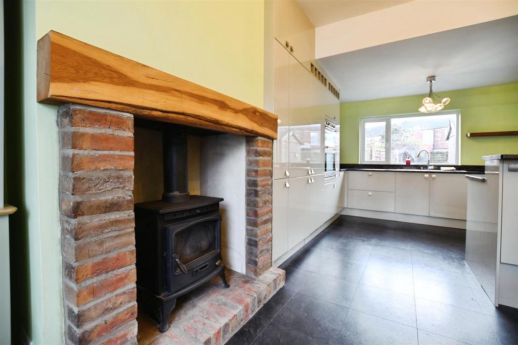 Fitted Kitchen / Day Room