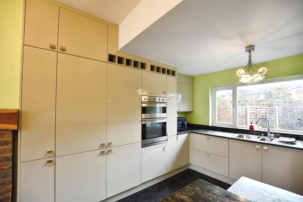 Fitted Kitchen / Day Room