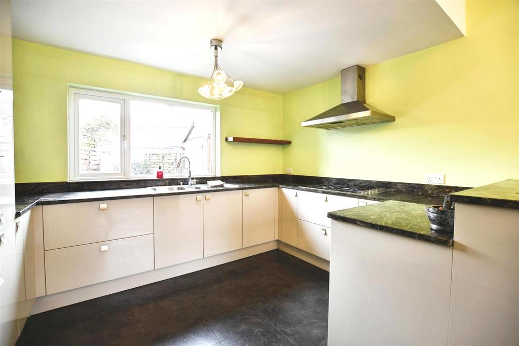 Fitted Kitchen / Day Room