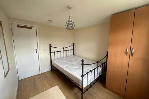 1 bedroom house of multiple occupation to rent, Holbrook Road, London E15