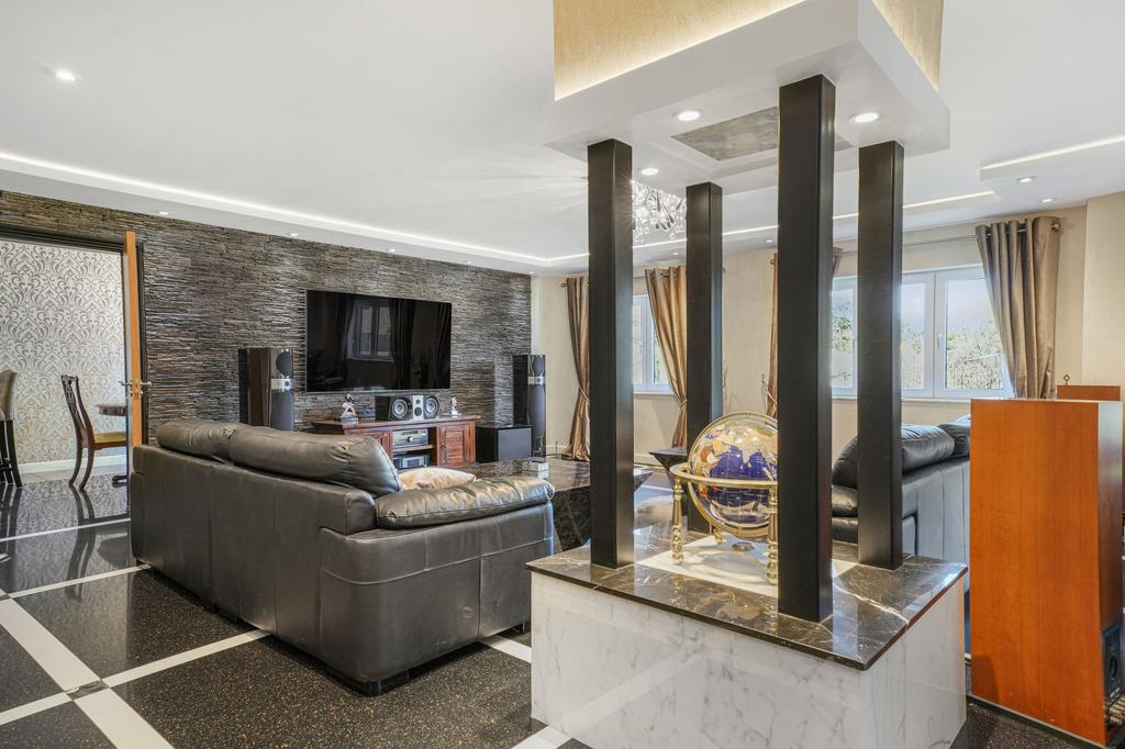 Lounge/Dining Room