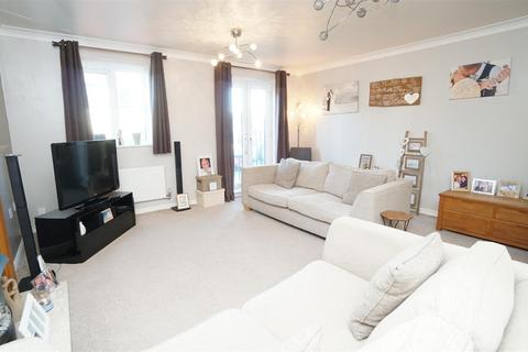 3 bedroom townhouse for sale, Brander Close, Idle, Bradford