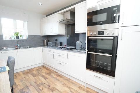 3 bedroom townhouse for sale, Brander Close, Idle, Bradford