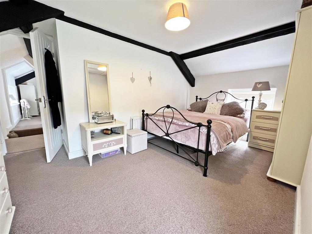 DDP05336 bed 2.JPG