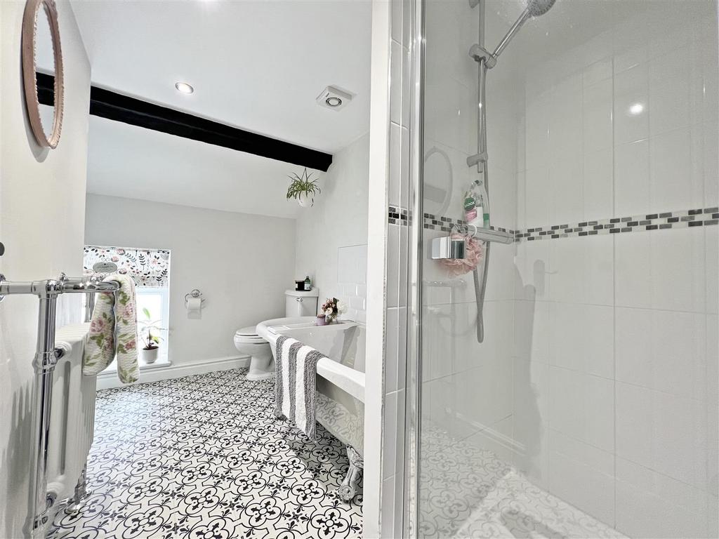 DDP05336 bathroom a.JPG