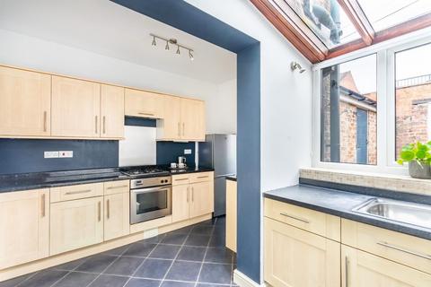 3 bedroom terraced house to rent, Knavesmire Crescent, York