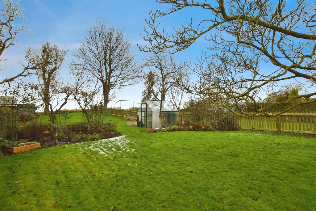 7a2135cb-garden 20out.JPG